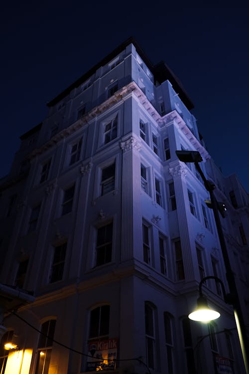 Gratis stockfoto met betonnen gebouw, buitenkant van het gebouw, donker