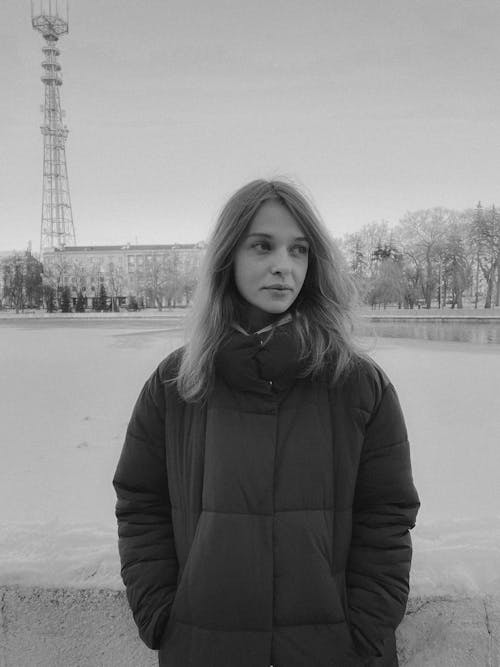 Základová fotografie zdarma na téma bunda, černobílý, fotografie ve stupních šedi