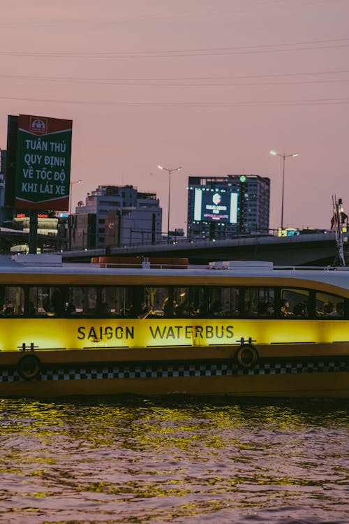 Бесплатное стоковое фото с вертикальный выстрел, водный автобус, город