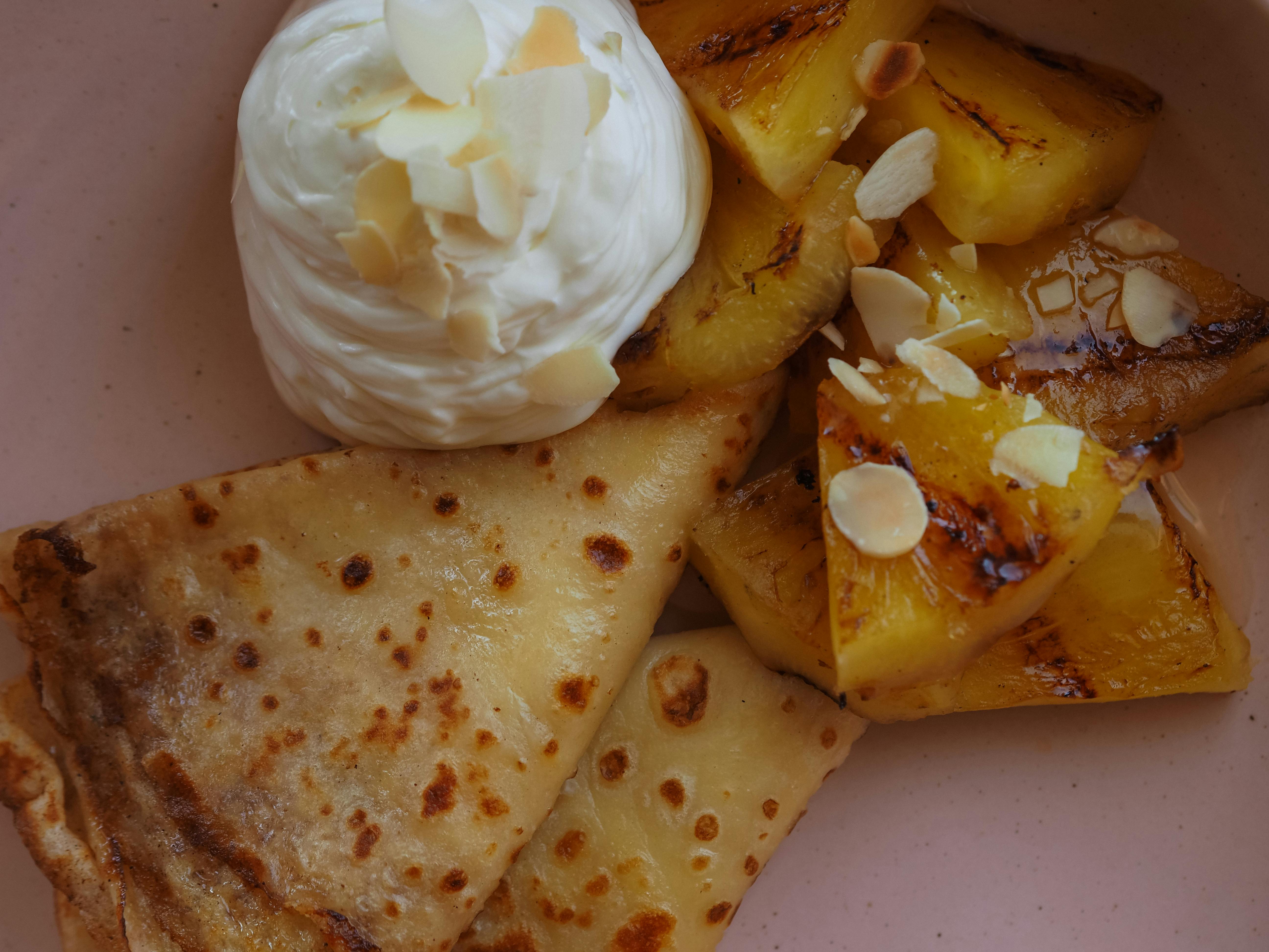 Banane flambée au rhum dans une poêle en cuivre