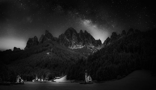 Berge & Himmel im Universum – Geheimnisvolle Kosmos-Aufnahme