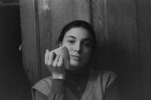 Darmowe zdjęcie z galerii z czarno-biały, film 35 mm, kaukaski kobieta