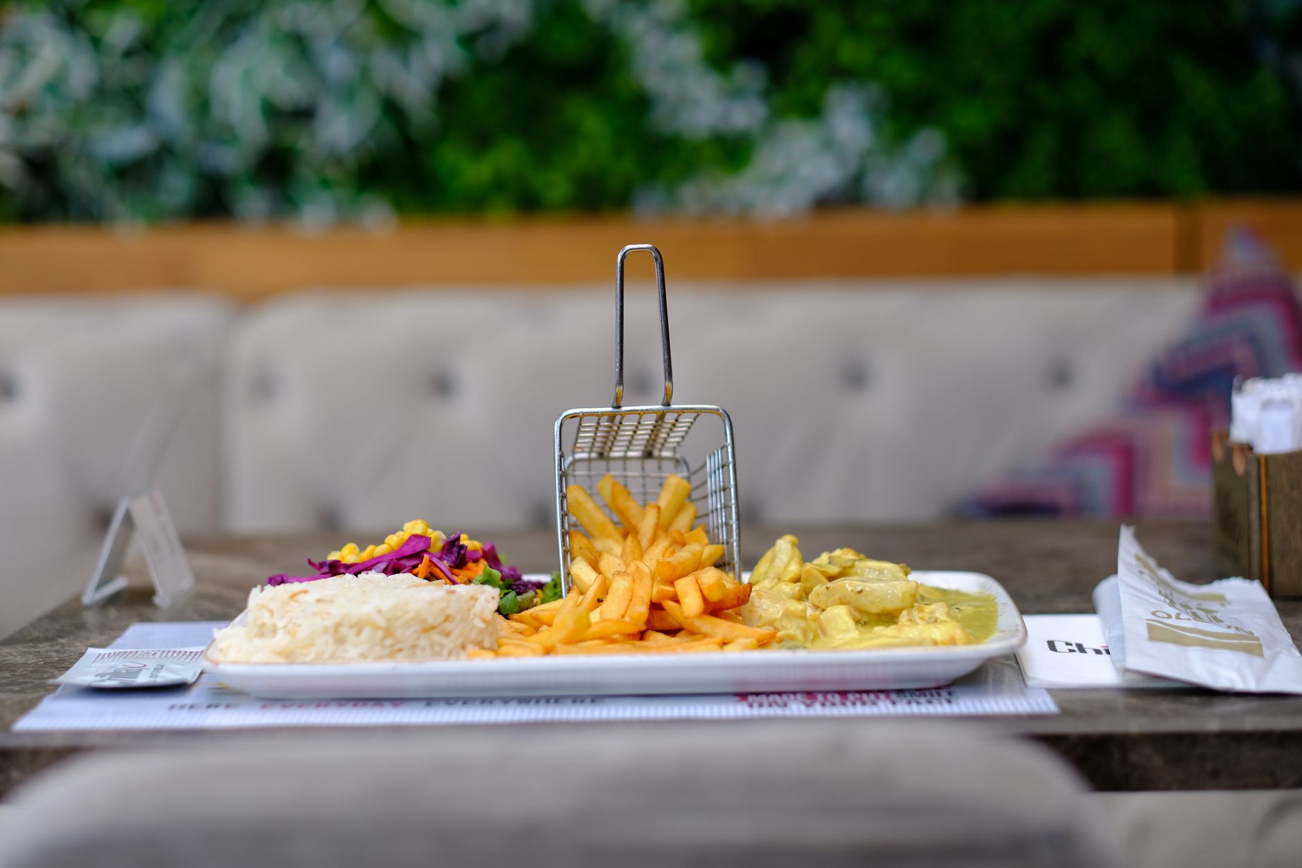 Un délicieux Poulet Yassa sénégalais avec du riz blanc