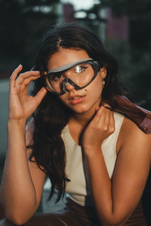Free A woman posing with stylish goggles outdoors in São Paulo, Brazil, during daytime. Stock Photo