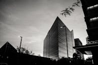 以低角度拍摄黄昏时分现代城市摩天大楼的单色景观，效果引人注目