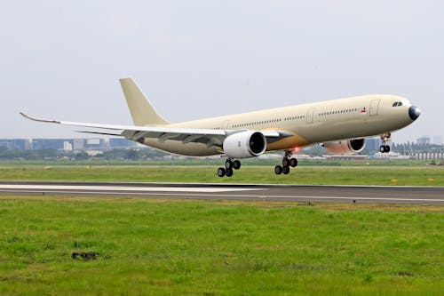 Foto profissional grátis de aeronave, aeroporto, decolando