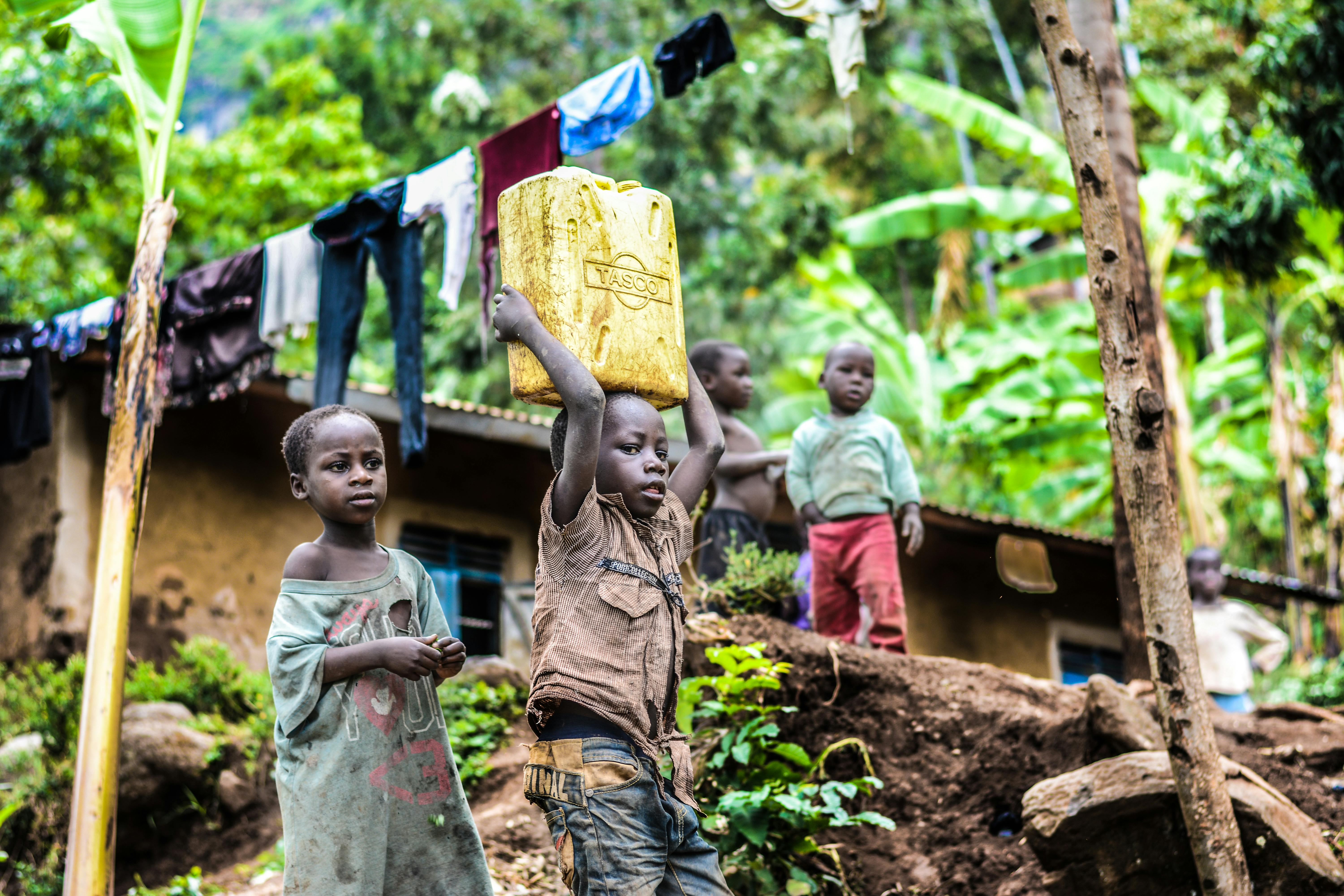 Little boys pictured outside their home. | Photo: Pexels