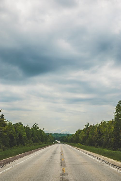 бесплатная Пустая асфальтированная дорога под пасмурным небом Стоковое фото