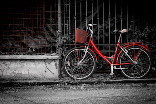 bisiklet, bisiklet sepeti, kırmızı bisiklet içeren Ücretsiz stok fotoğraf