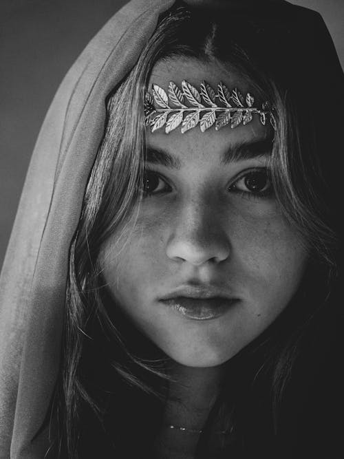 Free A Grayscale Photo of a Woman Wearing Headpiece Stock Photo