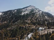 美国白雪皑皑的山峰、郁郁葱葱的森林和壮丽的瀑布景色