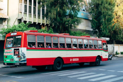 Darmowe zdjęcie z galerii z autobus, droga, ludzie