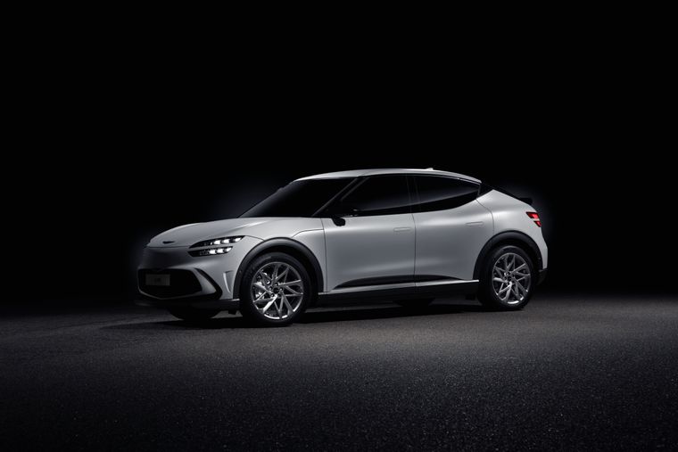 Silver electric crossover in a dark studio, photo by Hyundai Motor Group on Pexels
