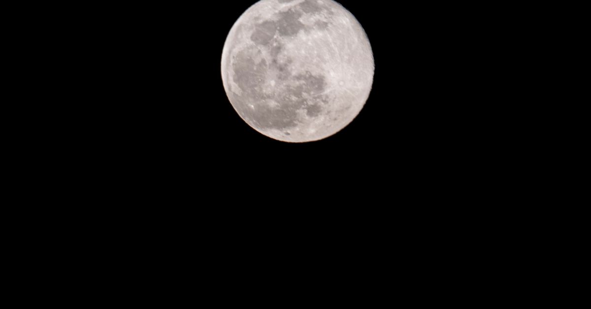 La luna llena de septiembre y Saturno: la mejor noche para observar el cielo nocturno