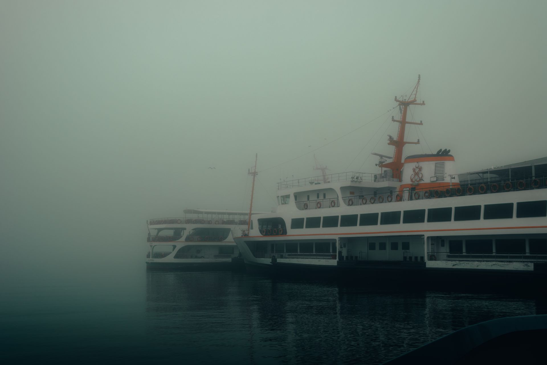 Un muelle de ferry fluvial bajo un cielo nublado