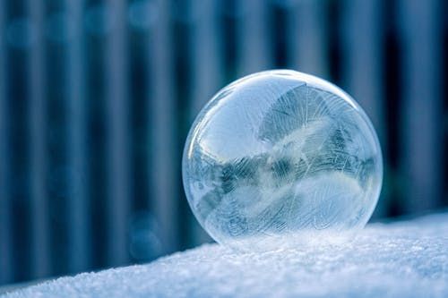 Boule De Verre Sur Surface Blanche