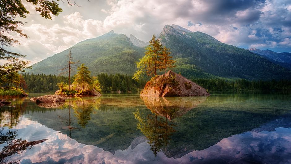 Fotomural Hermosa escena de lago alpino con reflejos de montañas en Alemania durante el día.