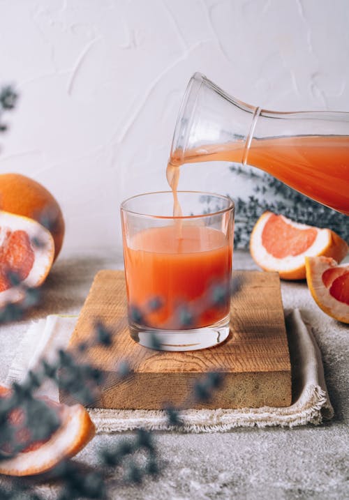 Fotobanka s bezplatnými fotkami na tému citrusové ovocie, hnedá drevená tácka, ovocná šťava