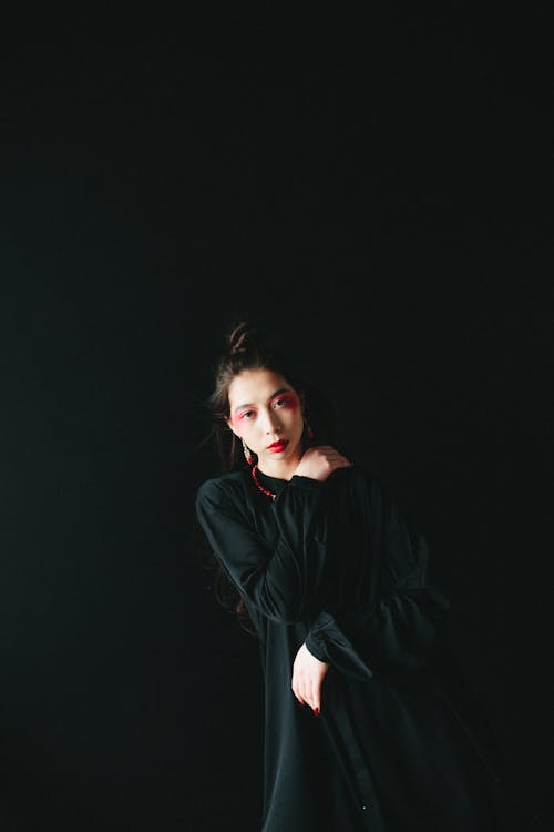 Foto stok gratis background hitam, berpose, gaun