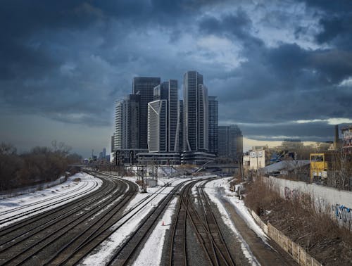 Foto profissional grátis de edifícios, ferrovias, inverno