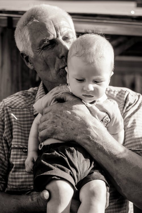 Бесплатное стоковое фото с близость, внук, дед