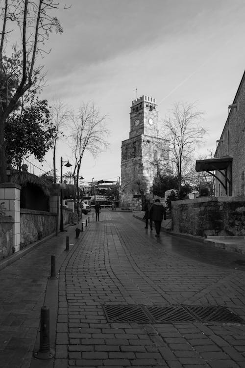 Foto stok gratis berjalan, city street, hitam & putih