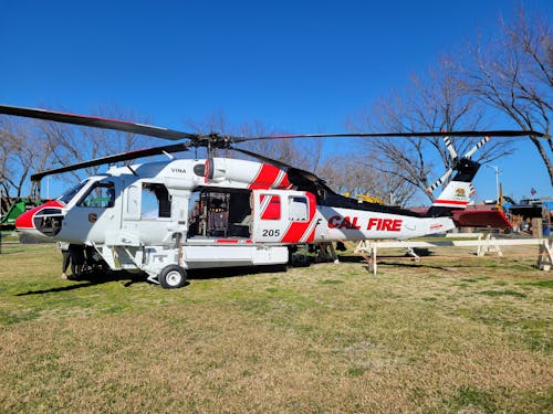 Kostenloses Stock Foto zu blauer himmel, cal fire blackhawk hubschrauber, entlaubten bäumen