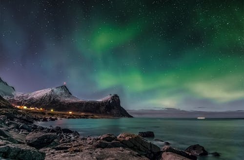 Aurora borealis, çevre, dağlar içeren Ücretsiz stok fotoğraf