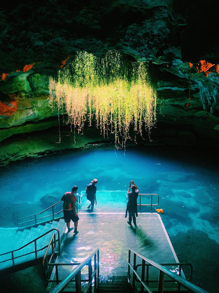 Divers At The Devils Den Spring