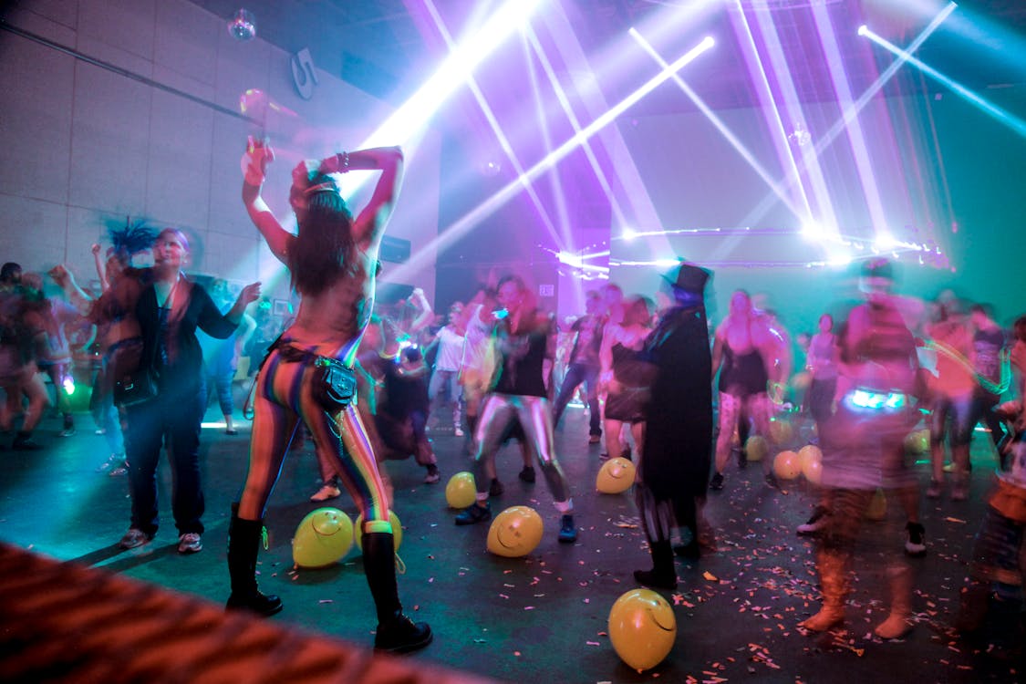 Foto de stock gratuita sobre bailando, club nocturno, colorido,  entretenimiento, fiesta, gente, globos, luces laser, movimiento,  muchedumbre, pista de baile, vida nocturna
