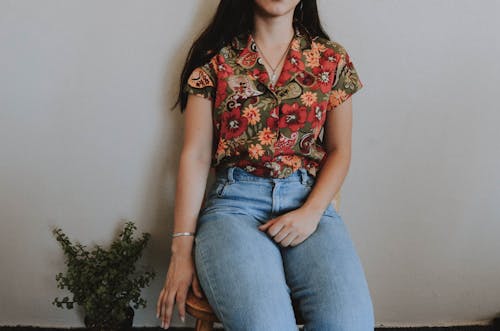Základová fotografie zdarma na téma džíny, květinové tričko, ležérní oděv