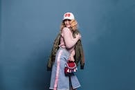 一位年轻女性身着时尚牛仔装、酷炫夹克和活力帽子，展现出时尚肖像