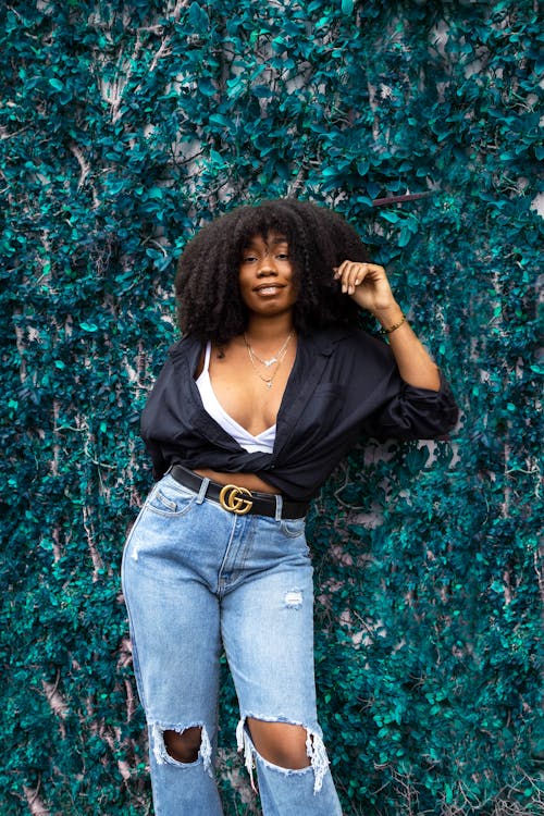 Kostenloses Stock Foto zu afro-haar, afroamerikaner-frau, denim jeans