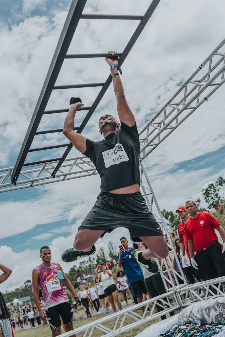 People On Extreme Run With Obstacles