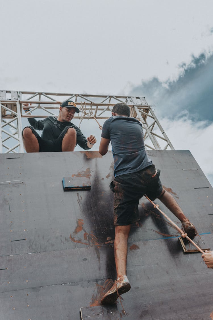  People On Extreme Run With Obstacles