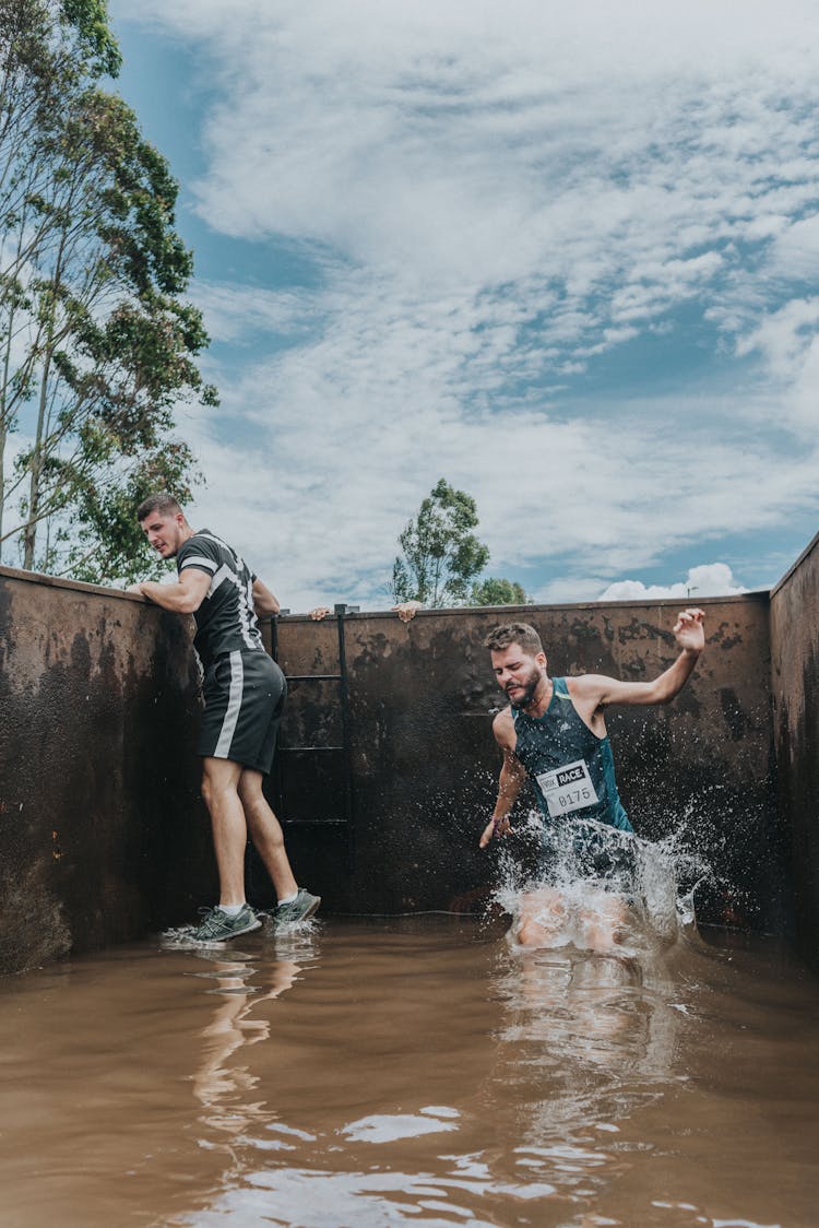 People On Extreme Run With Obstacles