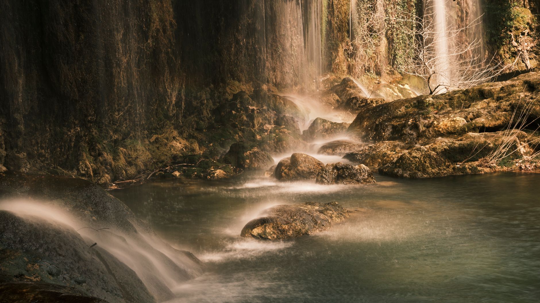 Wasserfall & Friedlich in der Natur – Friedliches Landschaftsfoto