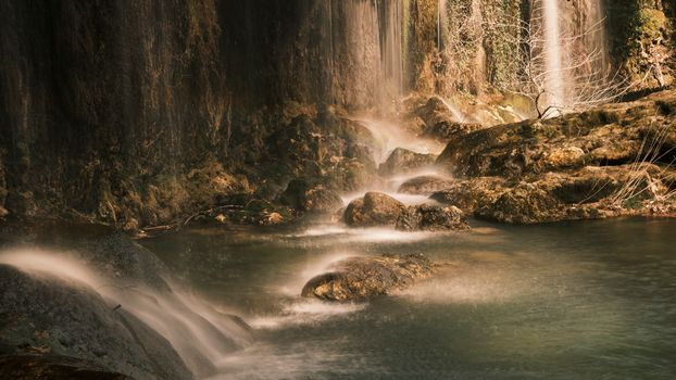 Wasserfall & Friedlich in der Natur – Friedliches Landschaftsfoto