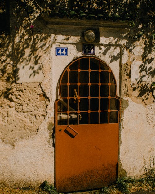 Darmowe zdjęcie z galerii z betonowa ściana, cienie, drzwi