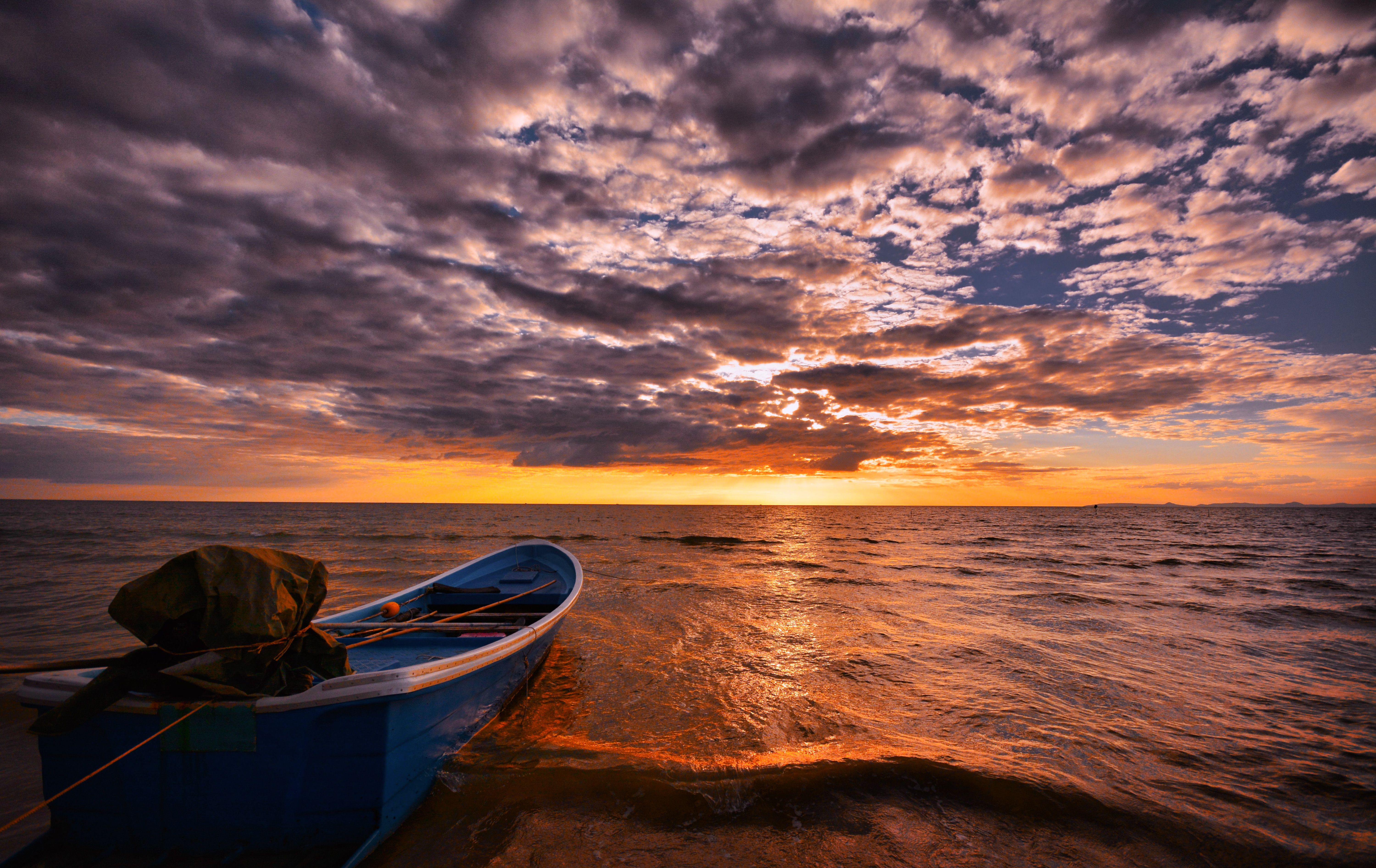Blue Boat in the Sea · Free Stock Photo