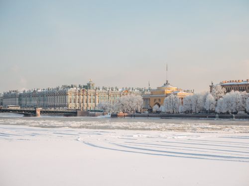 Free Elegant winter cityscape featuring iconic architecture, a snow-covered landscape, and a frozen river. Stock Photo