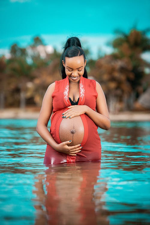 Бесплатное стоковое фото с афро-американка, беременная, вертикальный выстрел