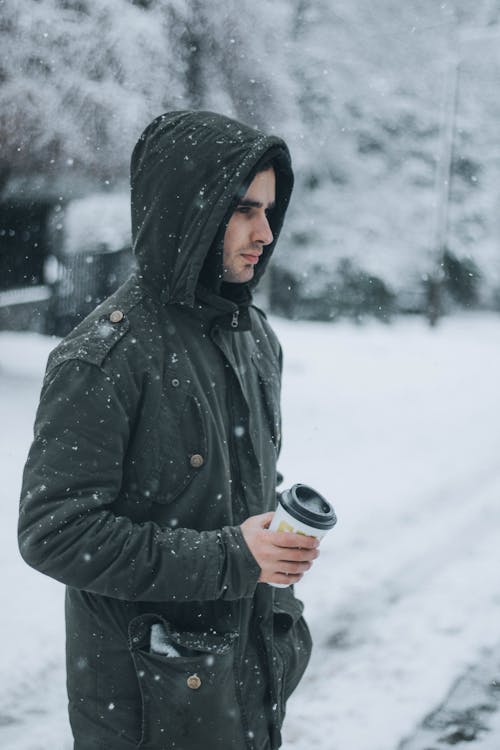 Fotobanka s bezplatnými fotkami na tému chôdza, čierna mikina, držanie