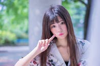 一位年轻亚洲女子在台北市新宜区的户外摆姿势的肖像