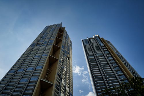Gratis lagerfoto af arkitektur, blå himmel, højhus bygninger Lagerfoto