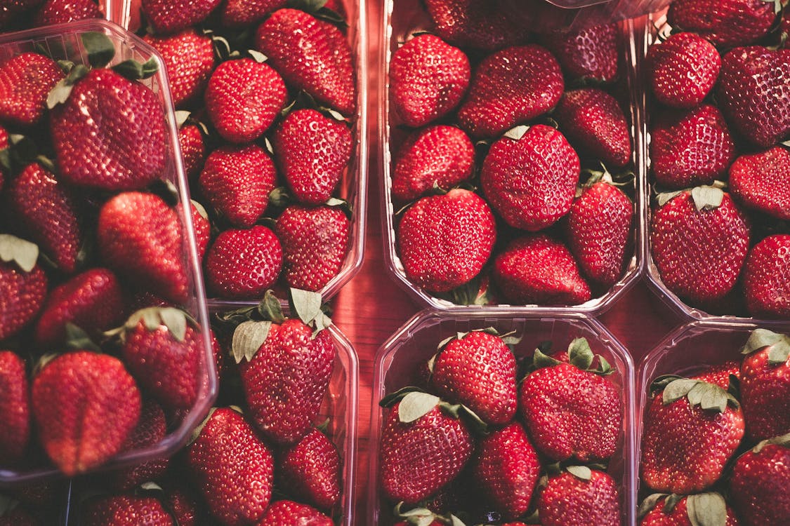 Gratis Buah Strawberry Di Wadah Plastik Putih Foto Stok