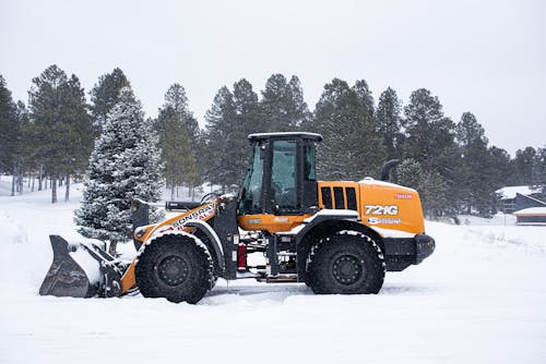 grátis Foto profissional grátis de caminhão, carro, chão coberto de neve Foto profissional