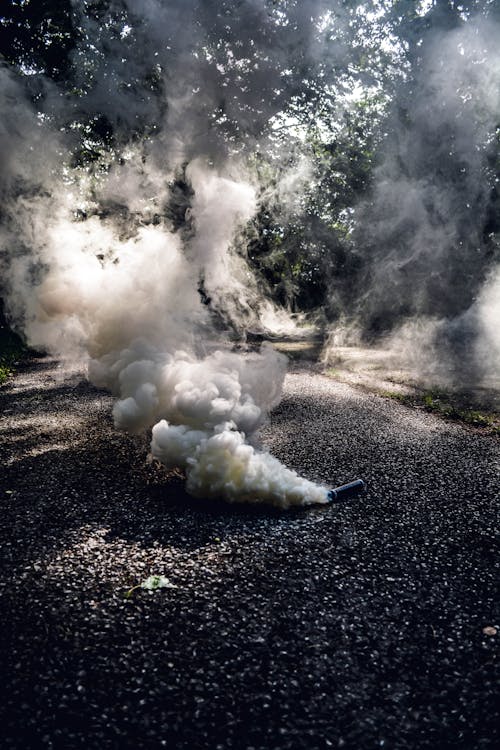 бесплатная Фотография дымовой гранаты на земле Стоковое фото