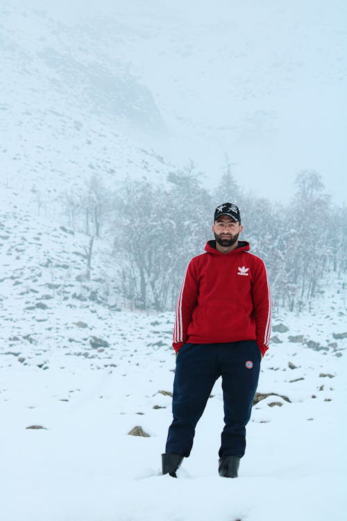 Immagine gratuita di felpa con cappuccio rossa, in piedi, inverno