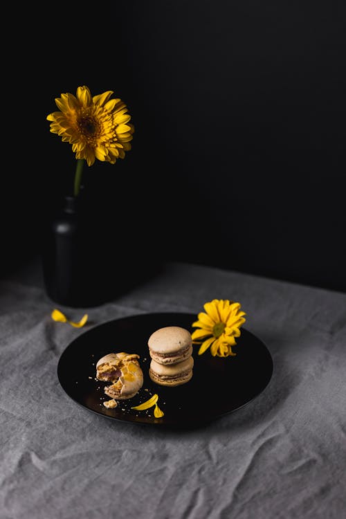 Gratis stockfoto met bitterkoekjes, bloem, bord